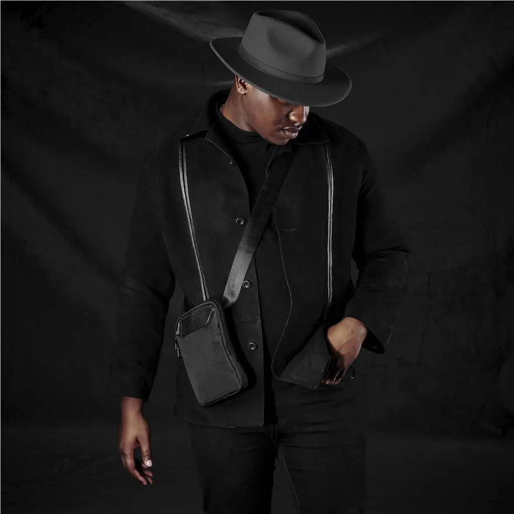 BG-AV-490-B-BG-AV-490-B-BL_LIFESTYLE-01_1024X1024.webp